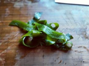 焯水的海带切条。（根据个人喜欢）