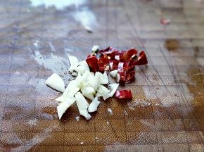 蒜去皮切碎，辣椒去籽切碎。