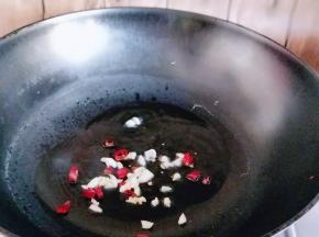 起油锅，来去切好的蒜，辣椒煸炒。