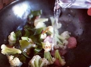 加入少许清水。