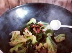 再加入有盐中火烧10分钟即可。