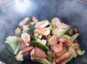 菜都熟了后加入北极虾，2分钟即可。