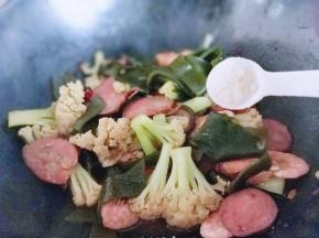 关火，加入鸡粉，翻炒均匀，可以出锅。