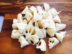 将莲藕切成滚刀块。