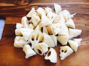 将莲藕切成滚刀块。
