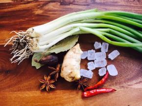 准备好辅助食材，小香葱、冰糖、八角、干辣椒、草果、姜、香叶。