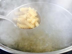 水开后放入意面，煮的时间参考意面包装的时间，煮的时间比包装上注明的时间少2分钟，因为炒意面时还会加速意面的成熟。