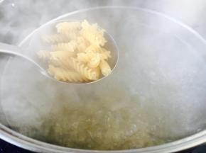 水开后放入意面，煮的时间参考意面包装的时间，煮的时间比包装上注明的时间少2分钟，因为炒意面时还会加速意面的成熟。