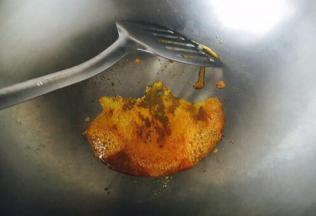 刚开始融化后的状态如图中中间部分，图中左右两边已经产生气泡，当中间部分也产生气泡后用铲子迅速滑动，