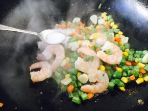 放入适量的盐调味，放入蒜末炒匀。