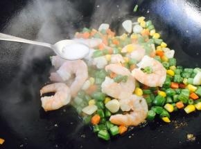 放入适量的盐调味，放入蒜末炒匀。