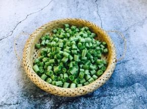 把四季豆切成1厘米左右的丁。