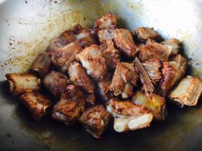 倒入焯过水的小肋排迅速翻炒，让糖色均匀的裹在小肋排上。