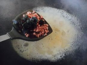 高汤煮开后放入皮蛋碎和火腿碎，再将汤煮开。