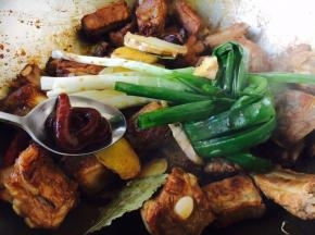 放入1勺番茄酱（黄豆酱也可以）。