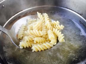 捞出意面，过凉水，放两滴橄榄油，拌一拌，以免意面粘连。意面备用。