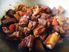 最后放入1勺蚝油提鲜，翻炒均匀即可。