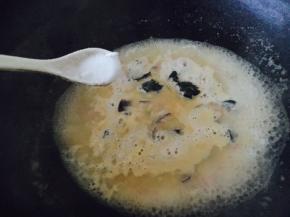 放入少许的盐调味（也可以不放）。