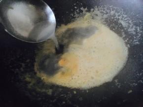 放入2大汤勺的高汤，大火将汤煮开。