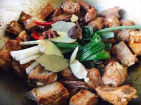 放入佐料，小香葱、草果、干辣椒、香叶、八角。