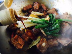 倒入生抽45g左右（米饭小碗半碗），13g左右（1勺）的老抽，半小勺（2～3滴）的白醋。 白醋起到去腥的作用。