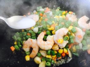 淋入1勺水淀粉勾芡。