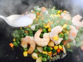 淋入1勺水淀粉勾芡。