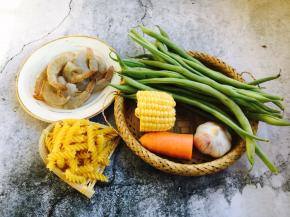 意面、四季豆、鲜虾、玉米、胡萝卜、蒜。
