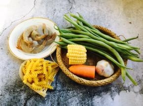 意面、四季豆、鲜虾、玉米、胡萝卜、蒜。