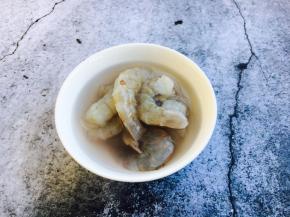 鲜虾去头去皮，挑去虾线，放入少许小苏打和适量水把虾仁抓一抓，然后用清水清洗干净，沥干水分。