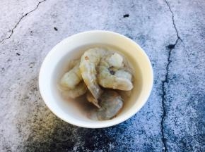 鲜虾去头去皮，挑去虾线，放入少许小苏打和适量水把虾仁抓一抓，然后用清水清洗干净，沥干水分。