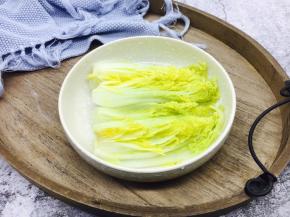 把娃娃菜摆在盘子里。