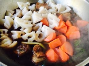 放入莲藕块和胡萝卜块盖上锅盖，大火煮开，转小火炖20分钟。 注意，在炖制过程中请不要开锅盖，保持一定的密封性，易熟。