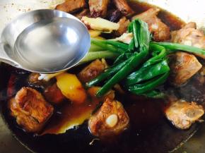 放入适量的开水，开的矿泉水更佳。