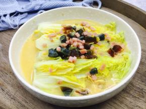 把汤汁倒入盛有娃娃菜的盘子里。