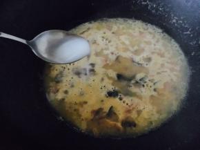 放入2勺水淀粉勾薄芡。