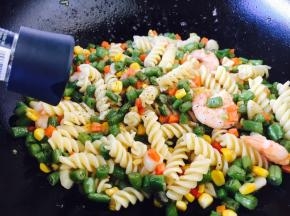 放入少许黑胡椒碎。