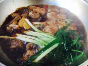 开水的量要没过食材。