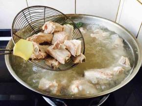 大火煮开，煮约5分钟左右，捞出小肋排骨块备用。
