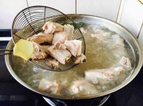 大火煮开，煮约5分钟左右，捞出小肋排骨块备用。