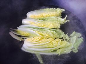 娃娃菜一切4，锅里放水，水里放少许盐和两滴油，水开后放入娃娃菜，焯烫一下捞出过凉水，沥干水分。