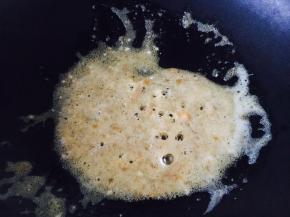 小火将鸭蛋黄炒成细细的颗粒状。