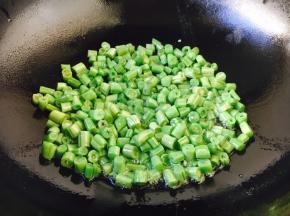 热锅凉油放入四季豆，小火多煸炒一会儿。