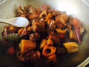 转大火收汁，收汁时要随时翻炒几下，避免粘锅，随着汤汁浓稠，莲藕和小排骨颜色逐渐变深，此时放入适量的盐调味。
收汁我用了10分钟时间。