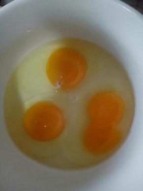 将黄油融化成液体备用
全蛋液打入盆中