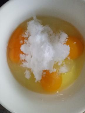 加入糖粉，用手动打蛋器搅打均匀（这次我用的白砂糖，需要搅拌到白糖全部融化）