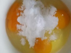 加入糖粉，用手动打蛋器搅打均匀（这次我用的白砂糖，需要搅拌到白糖全部融化）