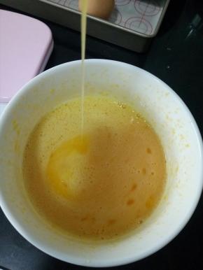 打好的全蛋液提起打蛋器会呈线形流下