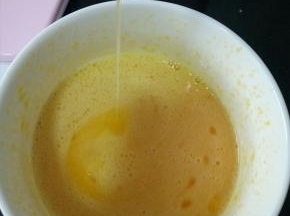 打好的全蛋液提起打蛋器会呈线形流下