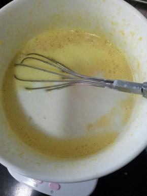 倒入牛奶搅拌均匀